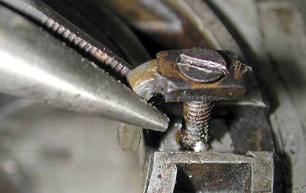 2596-needle-piston-guide-split-screw.jpg